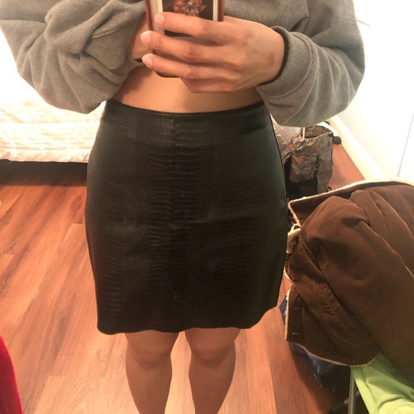 Black Express leather skirt. Size 2 - Picture 4 of 5